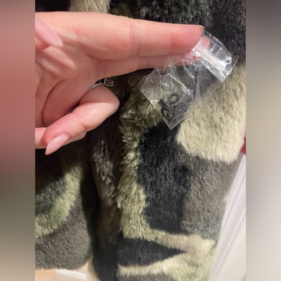 💚🤎🤍 AQUA - Bloomingdale’s exclusive faux fur coat in AWESOME condition - Picture 7 of 11